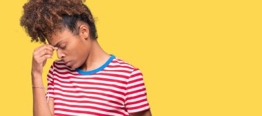 Güzel genç Afro-Amerikan kadın izole arka plan yorgun sürtünme burun ve gözler duygu yorgunluk ve baş ağrısı yüzünden. Stres ve hayal kırıklığı kavramı.