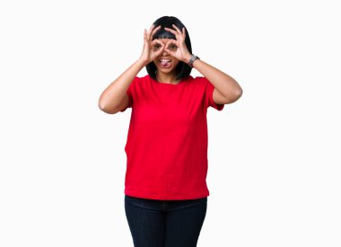 Dilini, parmaklarının arasından baktığını yapışmasını dürbün gibi ok jest yapıyor izole arka plan üzerinde gözlük güzel genç Afro-Amerikan kadın. Deli ifade.