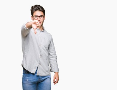 Mutsuz ve kızgın ret gösterilen ve başparmak aşağı hareketi ile negatif seyir izole arka plan üzerinde gözlük takan yakışıklı delikanlı. Kötü ifade.