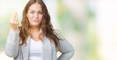 Artı boyutu genç kadın izole arka plan üzerinde kış ceket giyen güzel yapıyor İtalyan jest el ve parmak emin ifadesiyle