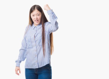 İzole arka plan öfkeli ve sinirli sinirli ve öfke ile bağırarak süre öfkeli yumruk yükselterek Genç Çinli kadın. Öfke ve agresif kavramı.