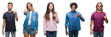 Afrikalı-Amerikalı, İspanyol ve Çinli grup hareketi el ile mutlu yaşasın yapıyor izole beyaz arka plan üzerinde insan bileşimi. Kameraya bakarak başarı gösteren ile ifade onaylama.
