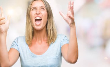 Genç güzel kadın izole arka plan çılgın ve kızgın bağırarak ve agresif ifade ve silah kaldırdı bağırıyor. Hayal kırıklığı kavramı.