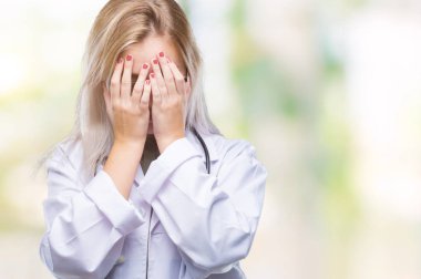 Genç sarışın doktor kadın ağlayarak süre elleriyle yüzünü kapsayan üzgün ifade ile izole arka plan yüzünden. Depresyon kavramı.