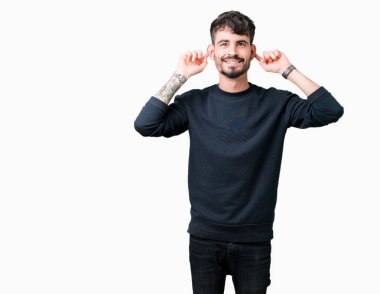 İzole arka plan gülen çekerek kulakları parmaklar, komik jest ile genç yakışıklı adam. Seçmelere sorun