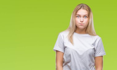 Komik surat ile yanakları şişirme izole arka plan üzerinde beyaz kadın. Ağız ile hava, deli ifade şişirilmiş.