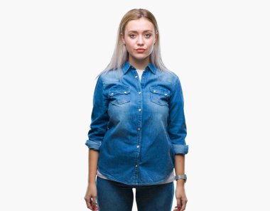 Genç Sarışın kadın yüzünde ciddi bir ifade ile izole arka plan yüzünden. Basit ve doğal kameraya bakıyor.