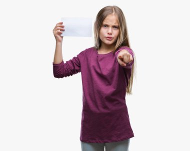 Genç güzel kız holding boş kağıt kartı kamera ve size parmak ile işaret izole arka plan üzerinde el işareti, pozitif ve kendinden emin bir jest ön