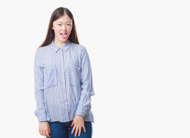 Genç Çinli kadın dilini izole arka plan üzerinde out komik ifade ile mutlu. Duygu kavramı.