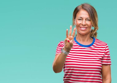 Orta yaş gösterilen ve parmakları ile işaret izole arka plan üzerine İspanyol kadın kıdemli üçüncü ise kendinden emin ve mutlu gülümseyerek.