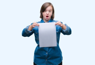 Arka plan bir sürpriz yüz, korkuyor ve heyecanlı korku ifadesi ile şok korkmuş Genç Yetişkin kadın boş kağıt sayfası holding down sendromlu izole