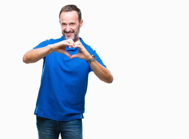 Orta yaş kalp simgesi ve elleriyle şekil gösterilen aşık gülümseyen izole arka plan üzerinde ağarmış komuta sizde. Romantik kavramı.