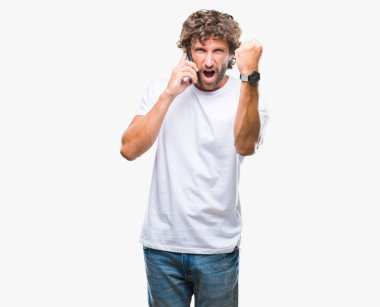 Öfke kavram smartphone üzerinde izole arka rahatsız ve öfke, çılgın ve yükseltilmiş eliyle diye bağıran ile sinirli bağırarak konuşurken İspanyol yakışıklı modeli