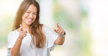 Genç güzel esmer iş kadını için fotoğraf makinesi ile mutlu ve komik yüz parmakları işaret izole arka plan üzerinde. İyi enerji ve vibes.