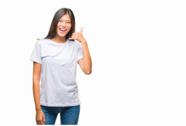 Genç Asyalı kadın yapıyor gülümseyen izole arka plan üzerinde telefon hareketi ile el ve parmak telefonda konuşuyor gibi. Kavramları iletişim.