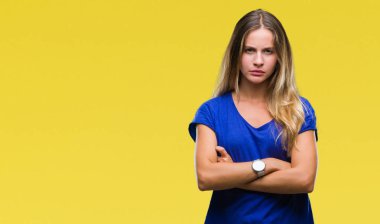 Genç güzel sarışın kadın izole arka plan şüpheci ve çapraz kolları olan yüzündeki gergin, onaylamayan ifade yüzünden. Negatif kişi.