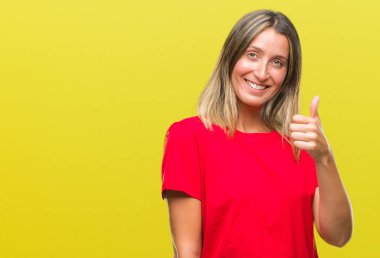 Genç güzel kadın hareketi el ile mutlu yaşasın yapıyor izole arka plan yüzünden. Kameraya bakarak başarı gösteren ile ifade onaylama.