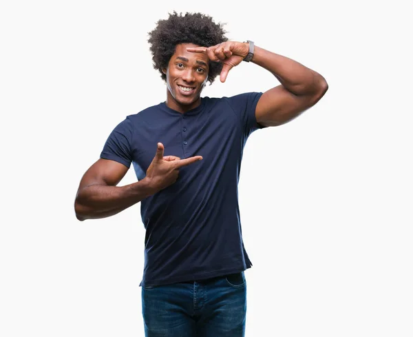 Hombre Afroamericano Sobre Fondo Aislado Sonriendo Haciendo Marco Con Manos —  Fotos de Stock