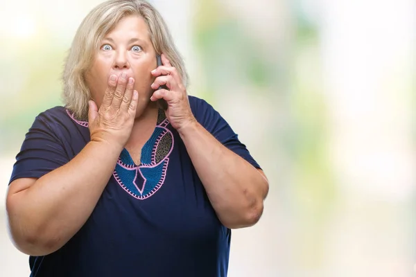 Senior Size Kaukasierin Telefoniert Über Isolierten Hintergrunddeckel Mund Mit Hand — Stockfoto