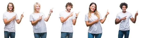 一群人穿着休闲的白色 T恤在孤立的背景微笑着 看着相机指向一边 双手和手指指向一边 — 图库照片