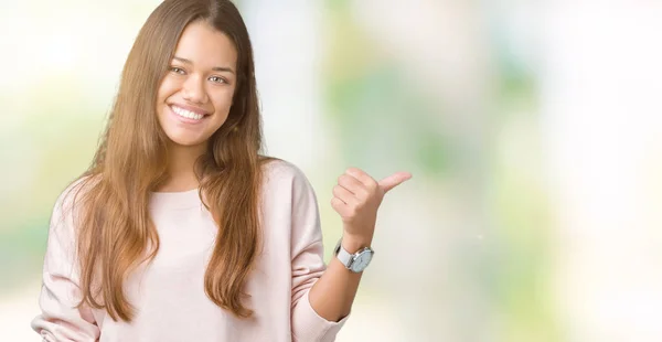 Giovane Bella Donna Bruna Indossa Felpa Rosa Sfondo Isolato Sorridente — Foto Stock