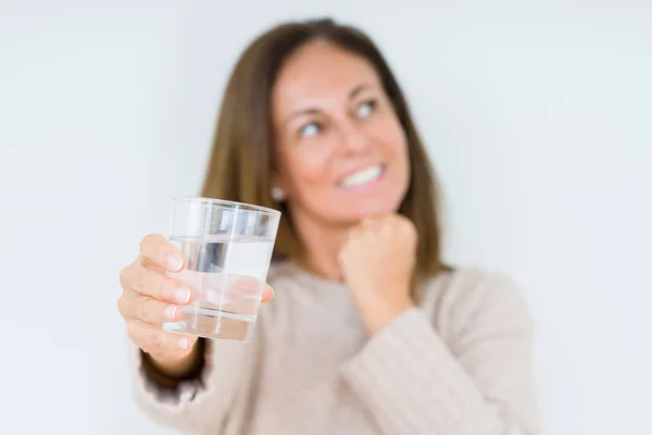 Medelålders Kvinna Dricker Glas Vatten Isolerade Bakgrund Allvarligt Ansikte Funderar — Stockfoto