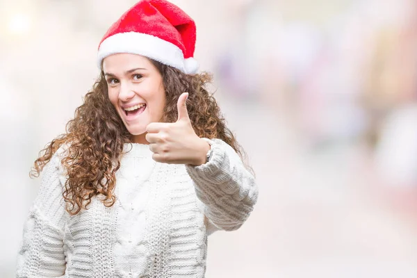 Junges Brünettes Mädchen Mit Weihnachtsmütze Über Isoliertem Hintergrund Macht Glückliche — Stockfoto