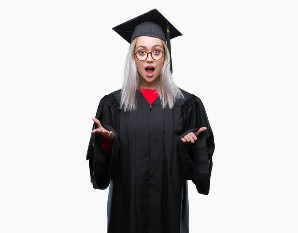 Mujer Rubia Joven Con Uniforme Graduado Sobre Fondo Aislado Asustado — Foto de Stock