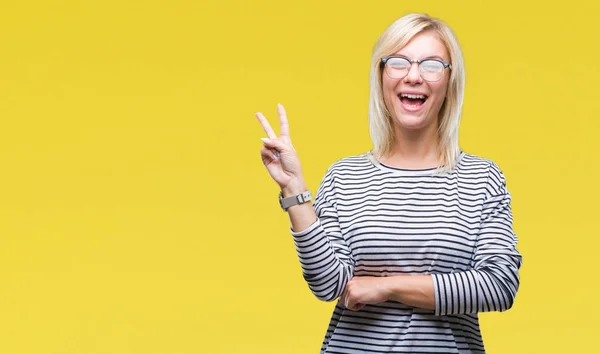 Joven Mujer Rubia Hermosa Con Gafas Sobre Fondo Aislado Sonriendo —  Fotos de Stock