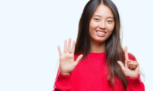 年轻的亚洲妇女穿着冬季毛衣在孤立的背景显示和指向手指七 而微笑着自信和快乐 — 图库照片