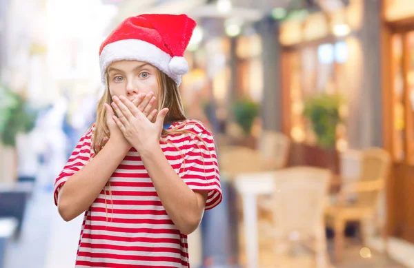 Ung Vacker Flicka Klädd Jul Hatt Över Isolerade Bakgrund Chockad — Stockfoto