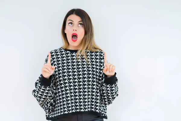 Junge Frau Lässigem Pullover Vor Isoliertem Hintergrund Erstaunt Und Überrascht — Stockfoto