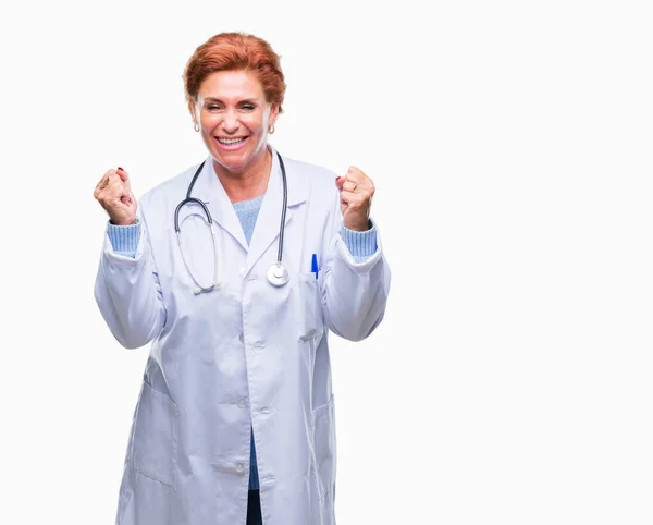 Donna Anziana Medico Caucasico Indossa Uniforme Medica Sfondo Isolato Celebrando — Foto Stock