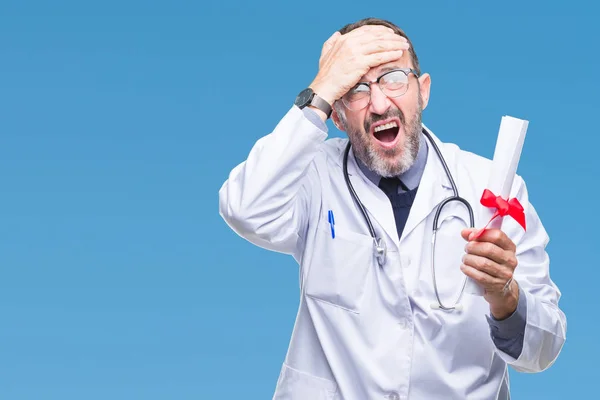 Médico Hoary Sênior Meia Idade Segurando Certificado Grau Sobre Fundo — Fotografia de Stock