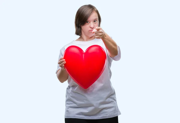 Mujer Adulta Joven Con Síndrome Sosteniendo Corazón Rojo Sobre Fondo — Foto de Stock