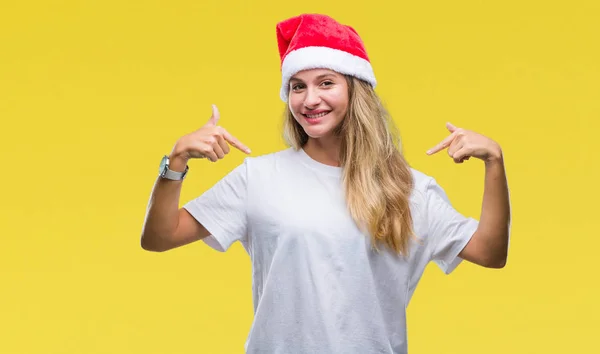 Jovem Mulher Loira Bonita Usando Chapéu Natal Sobre Fundo Isolado — Fotografia de Stock