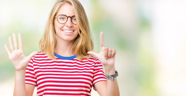 Güzel Genç Kadın Gözlük Gösterilen Parmakları Ile Işaret Izole Arka — Stok fotoğraf