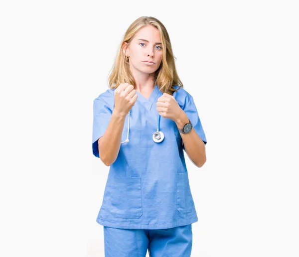 Hermosa Joven Doctora Vistiendo Uniforme Médico Sobre Fondo Aislado Listo — Foto de Stock