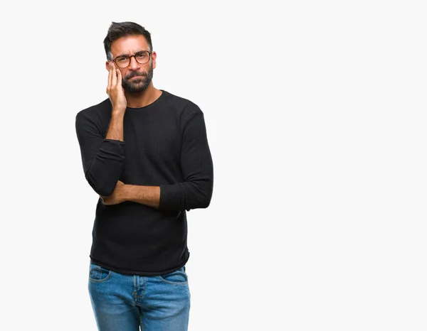 眼鏡をかけて疲れと組んだ腕のうつ病問題にうんざりして孤立した背景を考えての上成人ヒスパニック系男性 — ストック写真