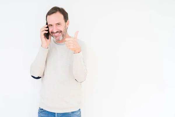 Hombre Mayor Hablando Teléfono Inteligente Sobre Fondo Aislado Feliz Con — Foto de Stock