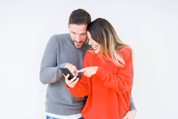 Beautiful Young Couple Love Kissing Hugging Each Other Using Smartphone — Stock Photo, Image