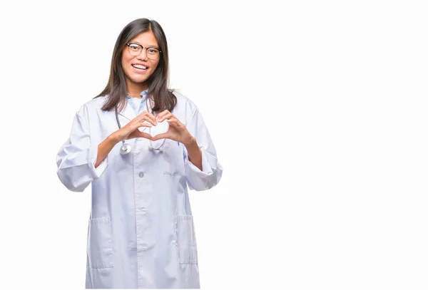 Jonge Aziatische Dokter Vrouw Geïsoleerde Achtergrond Glimlachend Liefde Met Hartsymbool — Stockfoto