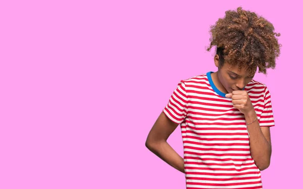 美丽的年轻非洲裔美国妇女在孤立的背景感到不适和咳嗽作为症状的感冒或支气管炎 医疗理念 — 图库照片