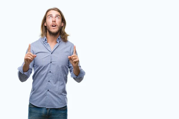 Junger Gutaussehender Mann Mit Langen Haaren Vor Isoliertem Hintergrund Erstaunt — Stockfoto