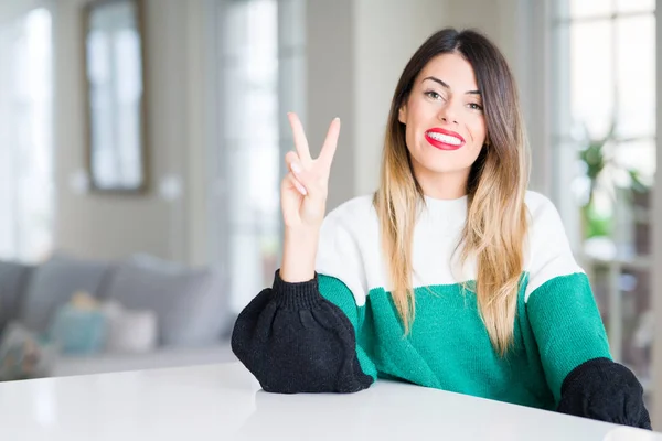 Jovem Mulher Bonita Vestindo Camisola Inverno Casa Mostrando Apontando Para — Fotografia de Stock