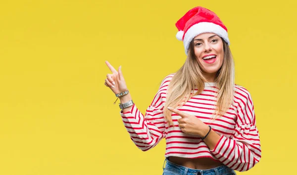 Joven Hermosa Mujer Con Sombrero Navidad Sobre Fondo Aislado Sonriendo —  Fotos de Stock