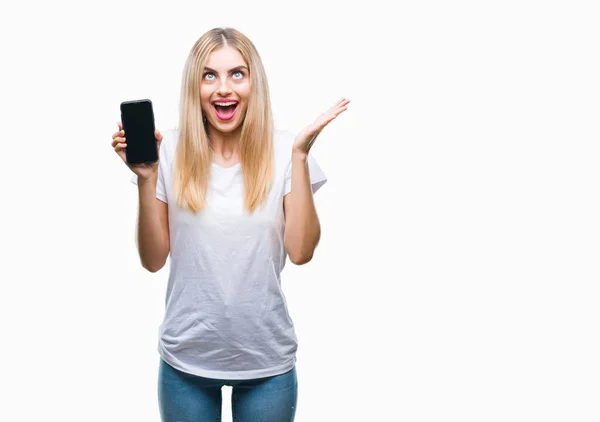 Jonge Mooie Blonde Vrouw Toont Smartphone Geïsoleerde Achtergrond Erg Blij — Stockfoto