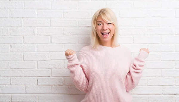 Die Erwachsene Kaukasische Frau Über Der Weißen Backsteinmauer Winterpullover Feiert — Stockfoto