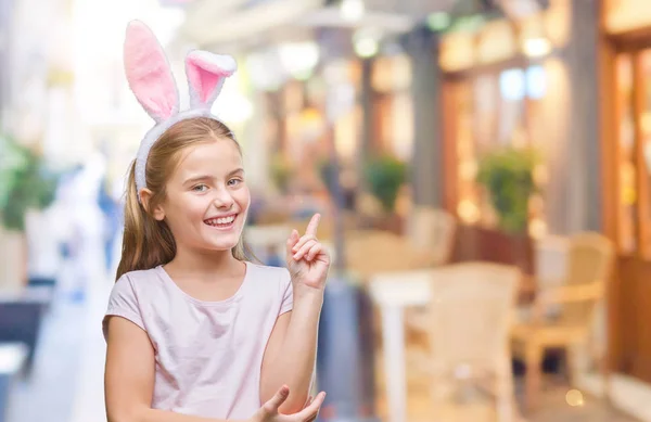 Junges Schönes Mädchen Mit Osterhasenohren Vor Isoliertem Hintergrund Mit Einem — Stockfoto