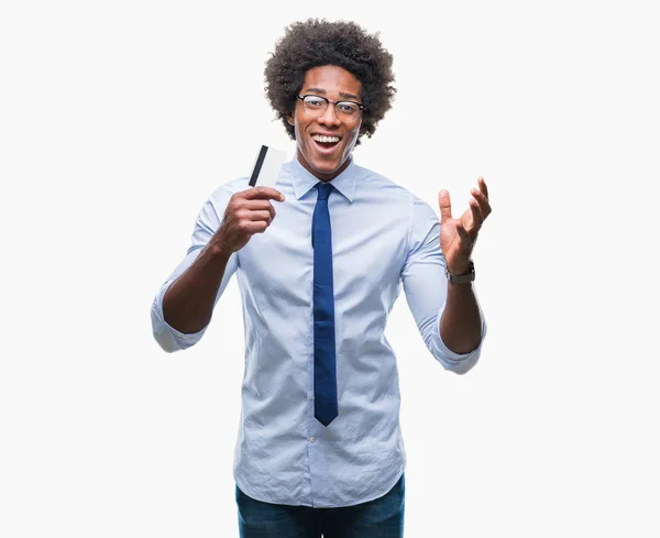 Hombre Afroamericano Sosteniendo Tarjeta Crédito Sobre Fondo Aislado Muy Feliz —  Fotos de Stock